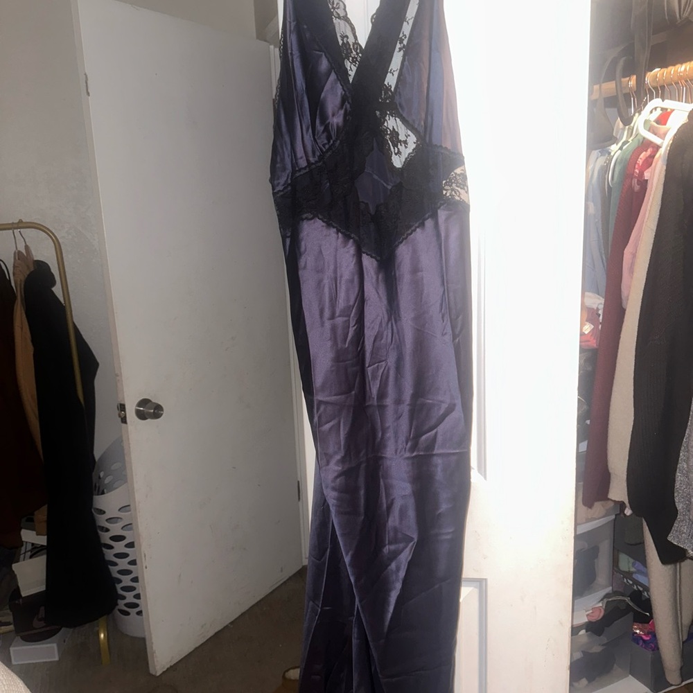 Stunning Sir. The label Aries dress in navy.
100% silk
Size 4 US 10
NWT - Picture 16 of 17